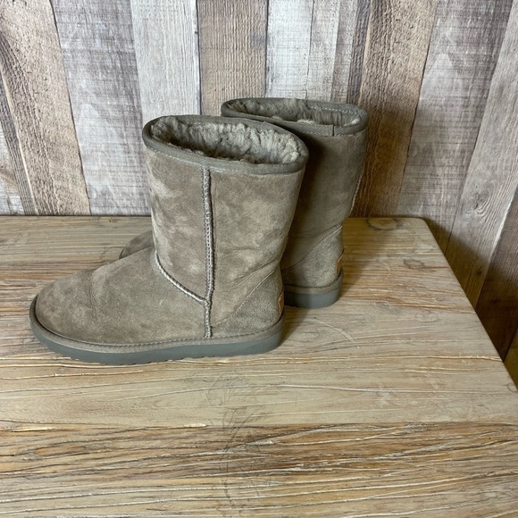 UGG Classic Short II - Picture 2 of 8